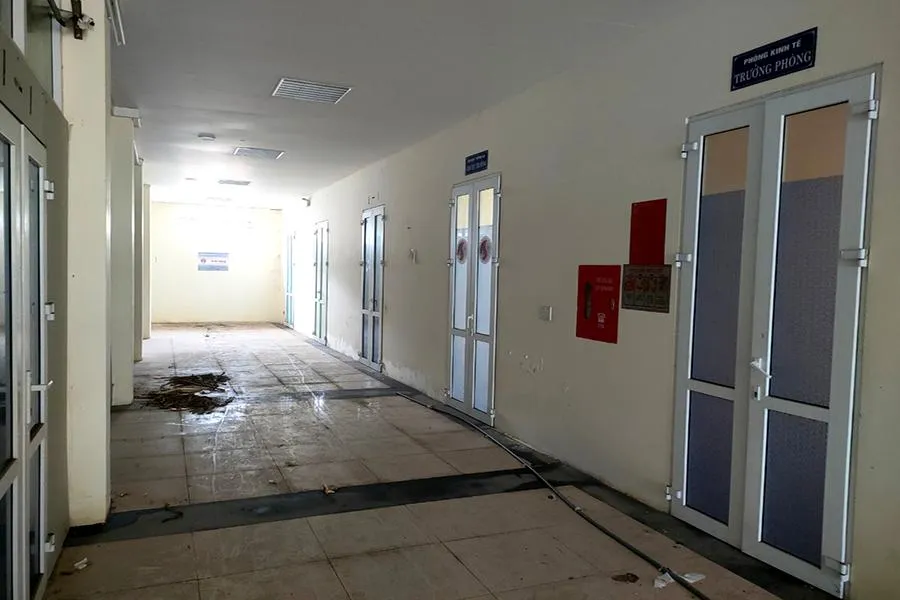 Năm 2015, TP Thanh Hóa đã mượn Trung tâm Hội nghị Hàm Rồng làm nơi làm việc, tuy nhiên đến năm 2019 thì trụ sở Thành ủy, UBND TP Thanh Hóa chuyển về cơ sở mới tại phường Đông Hải và kể từ đó nơi này bị bỏ hoang dù có thời điểm trưng dụng làm nơi cách ly chống lại đại dịch COVID-19. Ảnh: ĐẶNG TRUNG