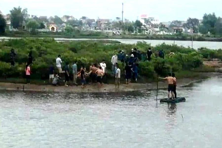 Thi thể học sinh KH. Trường THPT Hậu Lộc 4 được lực lượng chức năng tìm thấy. Ảnh: Người dân cung cấp Thi thể học sinh KH. Trường THPT Hậu Lộc 4 được lực lượng chức năng tìm thấy. Ảnh: Người dân cung cấp