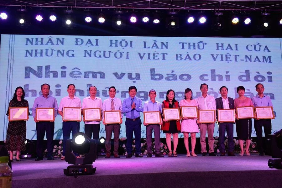 17 cá nhân có thành tích xuất sắc về nghiệp vụ và hoạt động hội năm 2021 nhận Bằng khen của Hội Nhà báo Việt Nam. Ảnh: ĐẶNG TRUNG