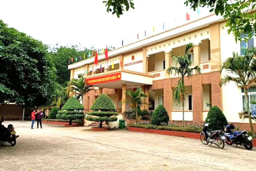 Hàng loạt cán bộ xã Xuân Bình bỏ nhiệm sở đi du lịch Phú Quốc trong ngày làm việc. Ảnh: CTV Hàng loạt cán bộ xã Xuân Bình bỏ nhiệm sở đi du lịch Phú Quốc trong ngày làm việc. Ảnh: CTV