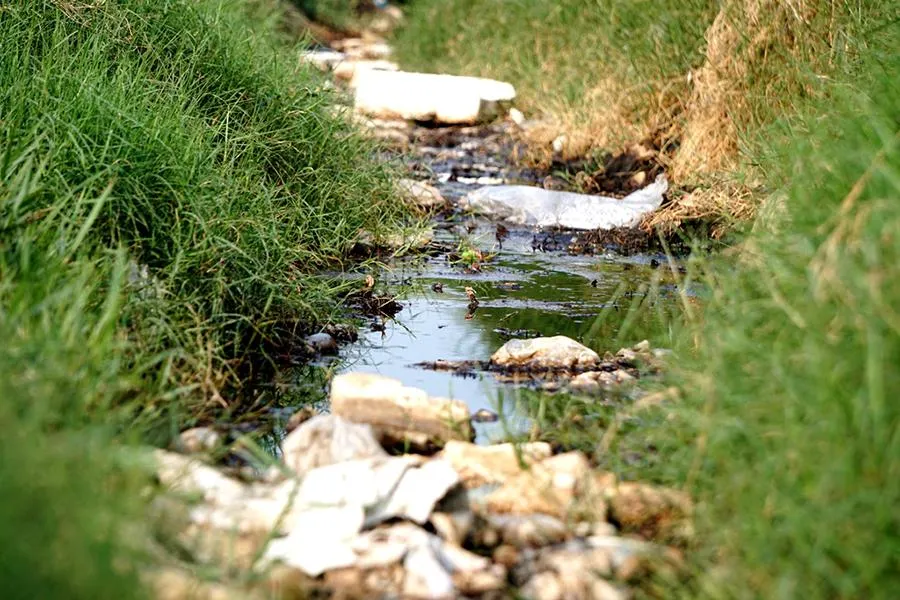 Nguồn nước thải đen kịt, gây ô nhiễm nghiêm trọng cho TP biển Sầm Sơn. Ảnh: ĐẶNG TRUNG