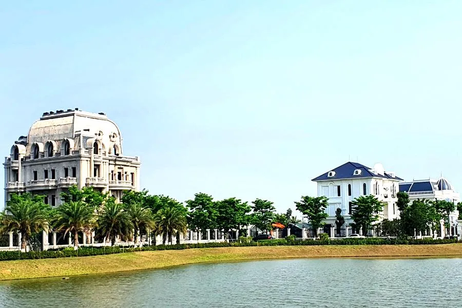 Khu đô thị Đông Hải do liên danh Tổng Công ty cổ phần Miền Trung và Công ty cổ phần IDEC Việt Nam làm chủ đầu tư, diện tích sử dụng đất của dự án là 412.852,87 m2, tổng mức đầu tư khoảng hơn 630 tỉ đồng. Ảnh: ĐẶNG TRUNG