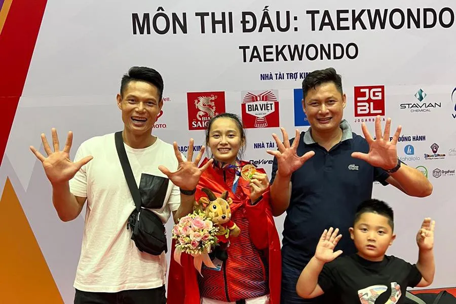 Nguyễn Văn Hùng 5 lần liên tiếp giành HCV (các năm 1999, 2001, 2003, 2005, 2007) và Nguyễn Trọng Cương 4 lần giành HCV SEA Games và Nguyễn Thị Hương (giữa) đã giành tổng cộng 10 HCV qua các kỳ SEA Games. Ảnh: NVCC