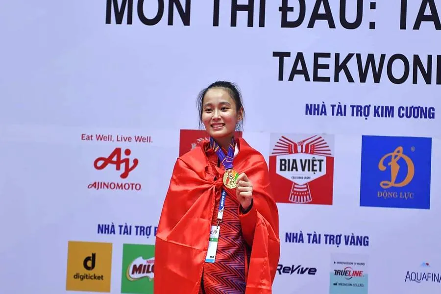 VĐV Nguyễn Thị Hương giành HCV SEA Games 31 môn Taekwondo hạng 73 kg sau khi đánh bại vận động viên người Philippines để mang vinh quang về cho Tổ quốc và gia đình. Ảnh: NVCC