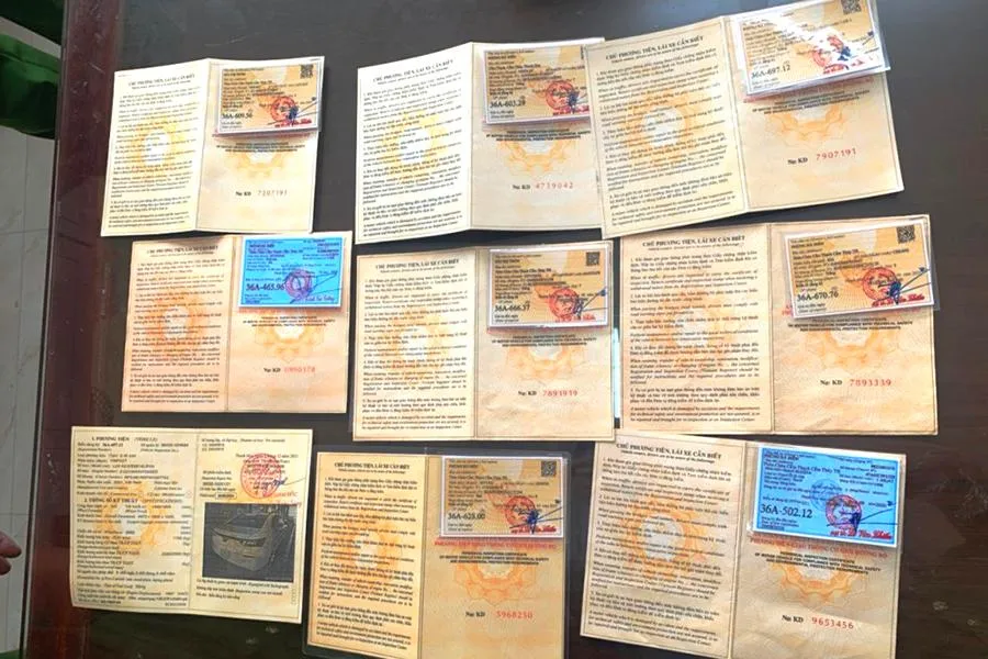 Vợ chồng Phùng Bá Hiền và Bùi Thị Thơm làm giả nhiều giấy tờ đăng ký xe để lừa đảo mua bán nhiều ô tô có giá trị lớn. Ảnh: CA