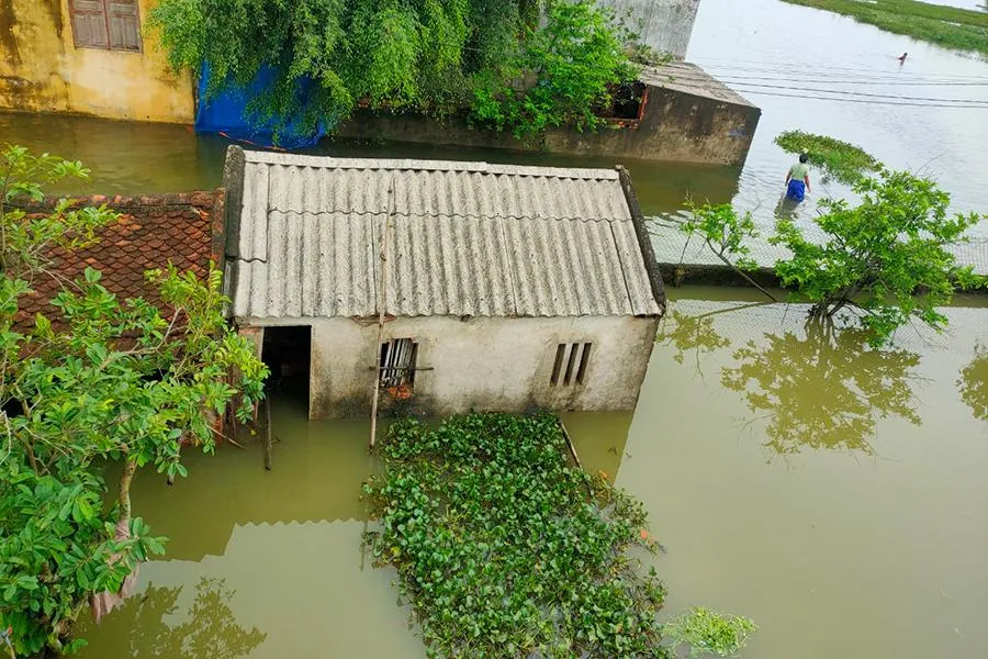 Từ khu chợ, đường liên thôn và nhà cửa của người dân ngập sâu trong nước. Ảnh: ĐẶNG TRUNG