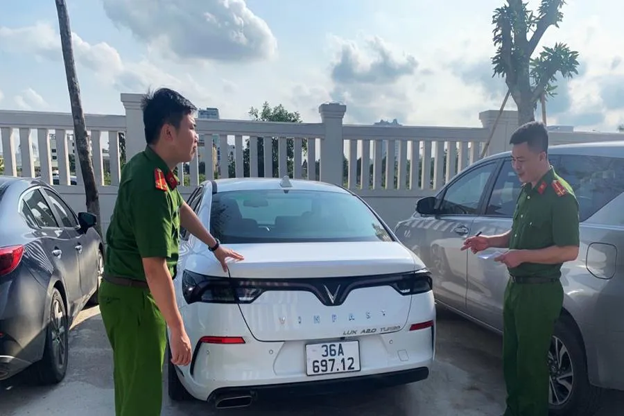 Công an TP. Thanh Hóa kiểm tra tang vật vụ án. Ảnh: CA