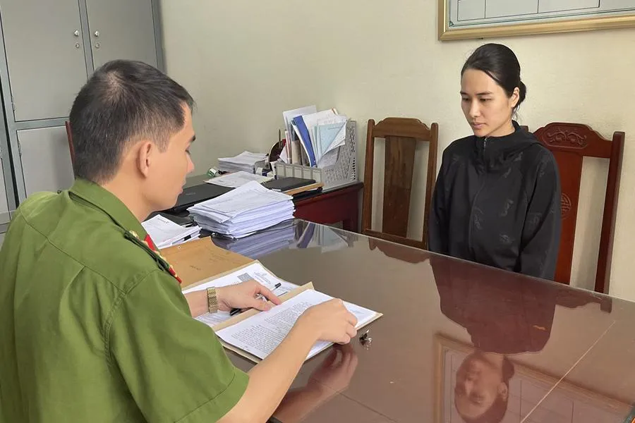 Lê Thị Hường làm việc với Phòng CSHS - Công an tỉnh Thanh Hóa. Ảnh: Công an cung cấp