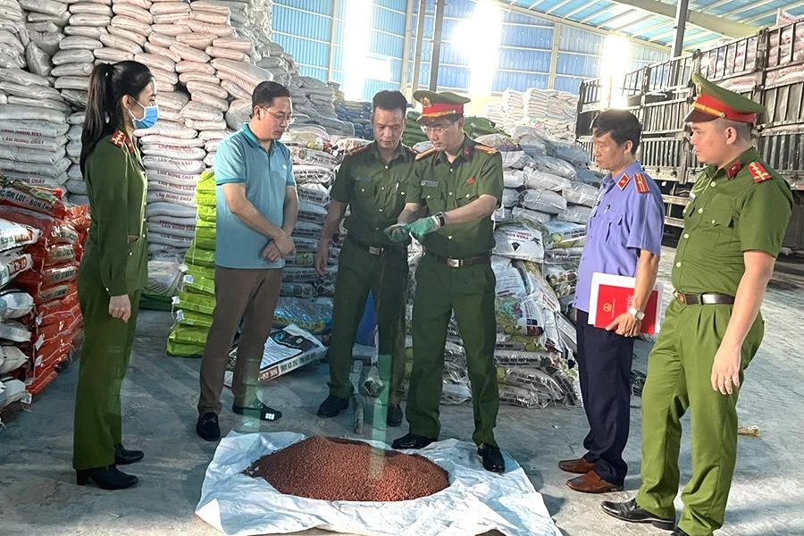 Công an TP. Thanh Hóa phát hiện hơn 100 tấn phân bón nói trên không đủ tiêu chuẩn, trong đó có hơn 13 tấn là hàng giả, không có giá trị sử dụng. Ảnh: Công an cung cấp