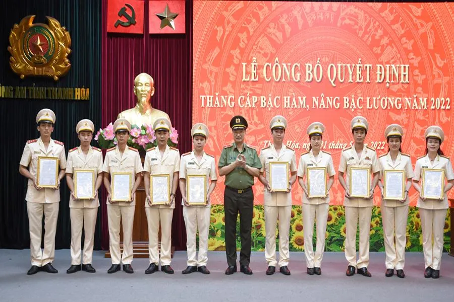 Thiếu tướng Trần Phú Hà, Giám đốc Công an tỉnh Thanh Hóa trao quyết định thăng cấp bậc hàm, nâng lương cho CBCS. Ảnh: Công an cung cấp