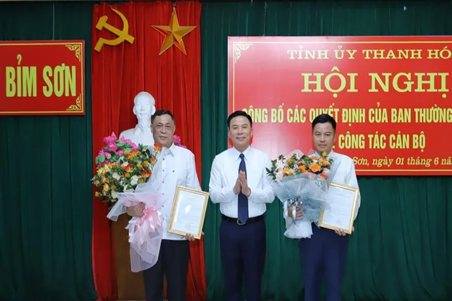 Ông Đỗ Trọng Hưng Bí Thư Tỉnh ủy Thanh Hóa trao quyết định cho hai ông Đào Vũ Việt (phải) giữ chức Bí thư Thị ủy Bỉm Sơn và ông Nguyễn Tiến Thuận giữ chức Phó Ban Dân vận Tỉnh ủy Thanh Hóa (trái). Ảnh: M.H