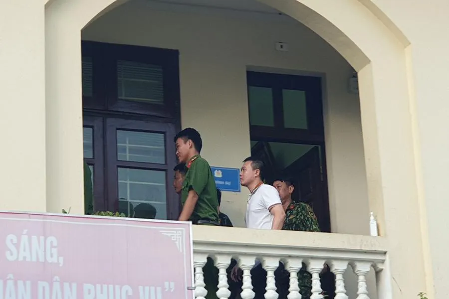 Phạm nhân Triệu Quân Sự rời Phòng hình sự, Công an huyện Hà Trung sau hơn 2 tiếng lấy lời khai. Ảnh: ĐẶNG TRUNG Phạm nhân Triệu Quân Sự rời Phòng hình sự, Công an huyện Hà Trung sau hơn 2 tiếng lấy lời khai. Ảnh: ĐẶNG TRUNG