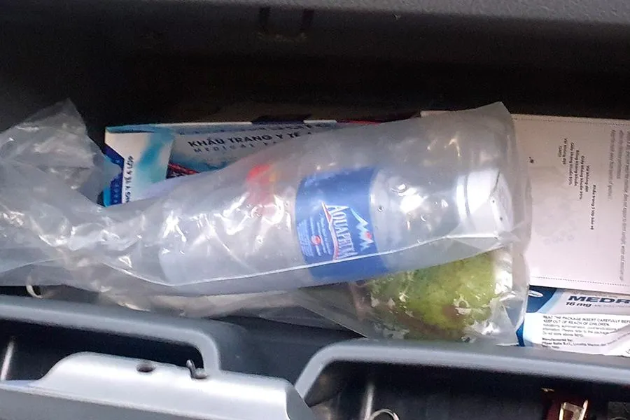 Chai nước suối, 1 quả ổi và 1 con dao mang bên người Triệu Quân Sự trong quá trình trốn chạy bị thu giữ. Ảnh: ĐẶNG TRUNG Chai nước suối, 1 quả ổi và 1 con dao mang bên người Triệu Quân Sự trong quá trình trốn chạy bị thu giữ. Ảnh: ĐẶNG TRUNG