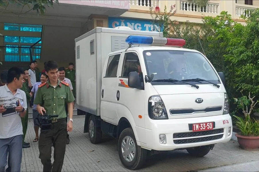 Công an phối hợp với lực lượng quân sự di lí đưa Triệu Quân Sự trở lại Trại giam của Bộ Quốc Phòng có địa chỉ ở xã Thành Long, huyện Thạch Thành. Ảnh: ĐẶNG TRUNG Công an phối hợp với lực lượng quân sự di lí đưa Triệu Quân Sự trở lại Trại giam của Bộ Quốc Phòng có địa chỉ ở xã Thành Long, huyện Thạch Thành. Ảnh: ĐẶNG TRUNG