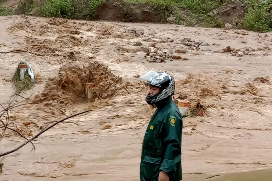 Mưa lũ ở xã Mường Lý có diễn biến phức tạp, nguy cơ xảy ra sạt lở, lũ quét, lũ ống. Mưa lũ ở xã Mường Lý có diễn biến phức tạp, nguy cơ xảy ra sạt lở, lũ quét, lũ ống.