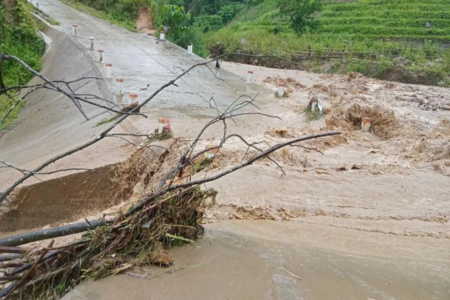 Mưa lũ gây ra tình trạng chia cắt cụ bộ tại một số bản ở xã Mường Lý. Mưa lũ gây ra tình trạng chia cắt cụ bộ tại một số bản ở xã Mường Lý.