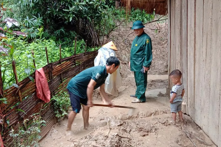 Bộ đội biên phòng đến vận động người dân sớm di dời ra khỏi vùng sạt lở. Bộ đội biên phòng đến vận động người dân sớm di dời ra khỏi vùng sạt lở.