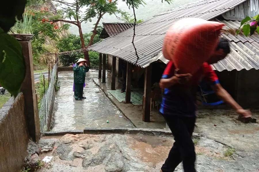 Người dân di dời tài sản đến nơi an toàn trước nguy cơ sạt lở. Ảnh: CTV Người dân di dời tài sản đến nơi an toàn trước nguy cơ sạt lở. Ảnh: CTV