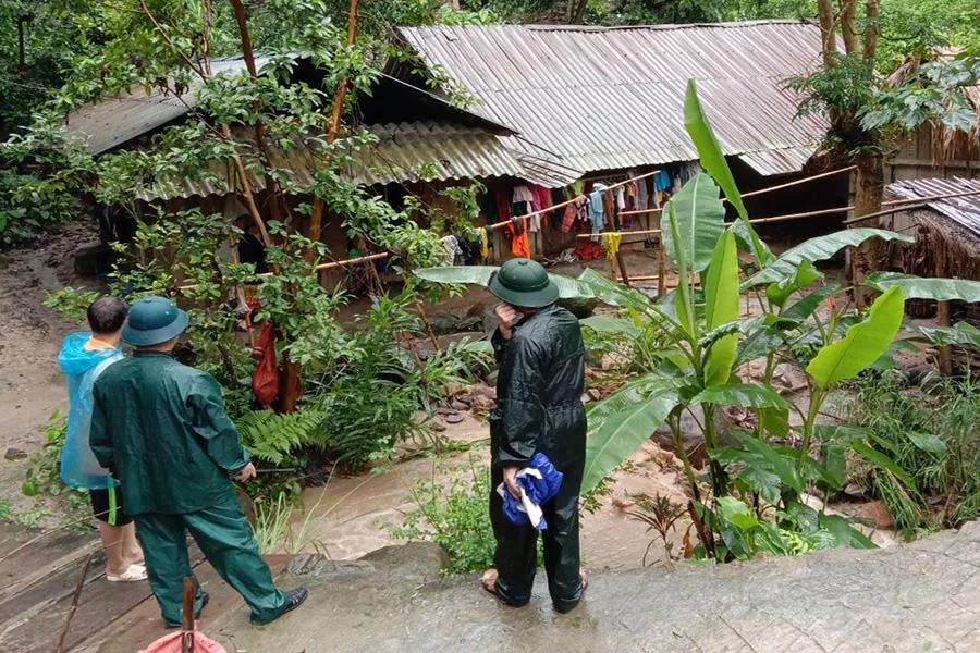 Phó Chủ tịch UBND huyện Mường Lát ông Hoàng Văn Dũng khẳng định, sẽ huy động lực lượng tối đa để đảm bảo an toàn cho người dân, không để người bị lạnh, đói rét vì mưa lũ kéo dài. Phó Chủ tịch UBND huyện Mường Lát ông Hoàng Văn Dũng khẳng định, sẽ huy động lực lượng tối đa để đảm bảo an toàn cho người dân, không để người bị lạnh, đói rét vì mưa lũ kéo dài.