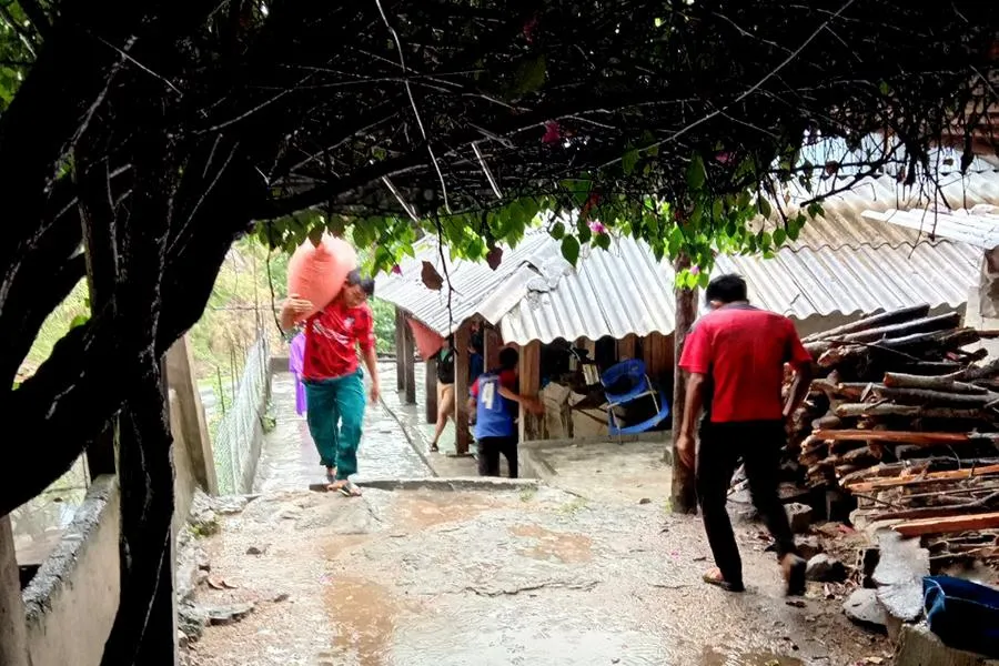 Người dân di chuyển tài sản đến nơi an toàn. Người dân di chuyển tài sản đến nơi an toàn.