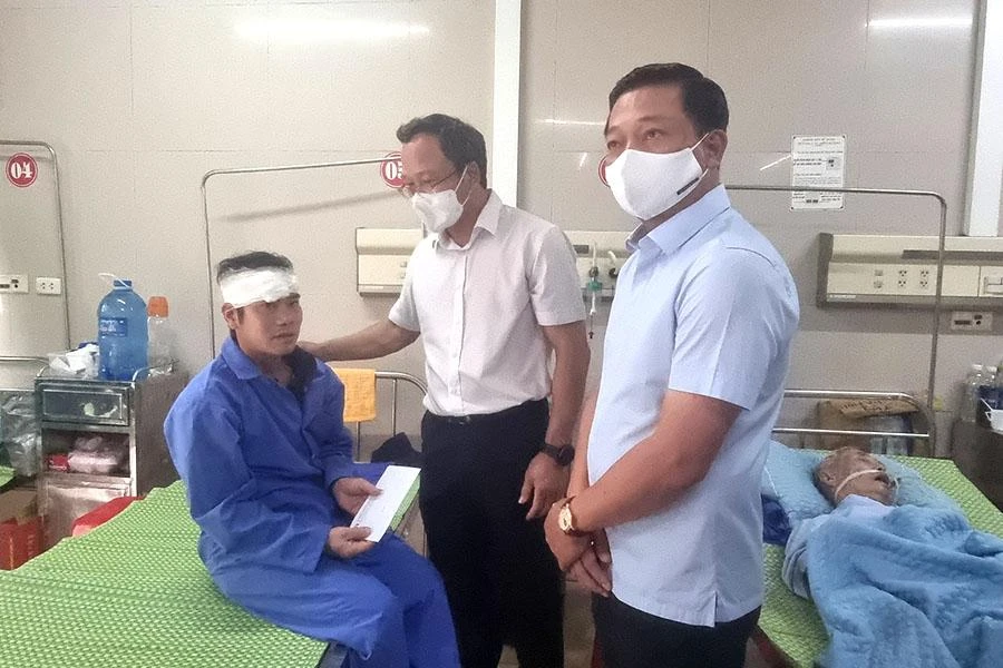 Ông Khuất Việt Hùng trao quà hỗ trợ, động viên những người bị thương trong vụ xe khách lật khuya 13-6. Ảnh: ĐẶNG TRUNG