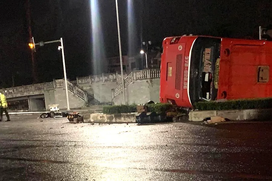 Xe ô tô khách chạy hướng Hà Nội - Nghệ An bị lật sau khi va chạm với xe máy. Ảnh: CTV Xe ô tô khách chạy hướng Hà Nội - Nghệ An bị lật sau khi va chạm với xe máy. Ảnh: CTV