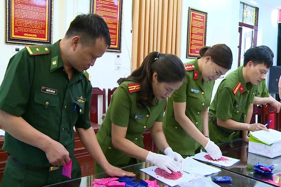 Lực lượng chức năng kiểm đếm số ma túy thu giữ được. Ảnh: Công an cung cấp