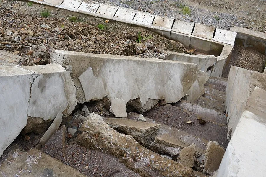 Mục tiêu của dự án là khắc phục tình trạng sạt lở, qua đó đảm bảo an toàn lâu dài cho cụm công trình là trường học, công sở, tránh nguy cơ bị vùi lấp, trôi xuống sông Mã. Tuy nhiên ít ai ngờ công trình này lại nứt toác, đứt gãy ngổn ngang. Ảnh: ĐẶNG TRUNG