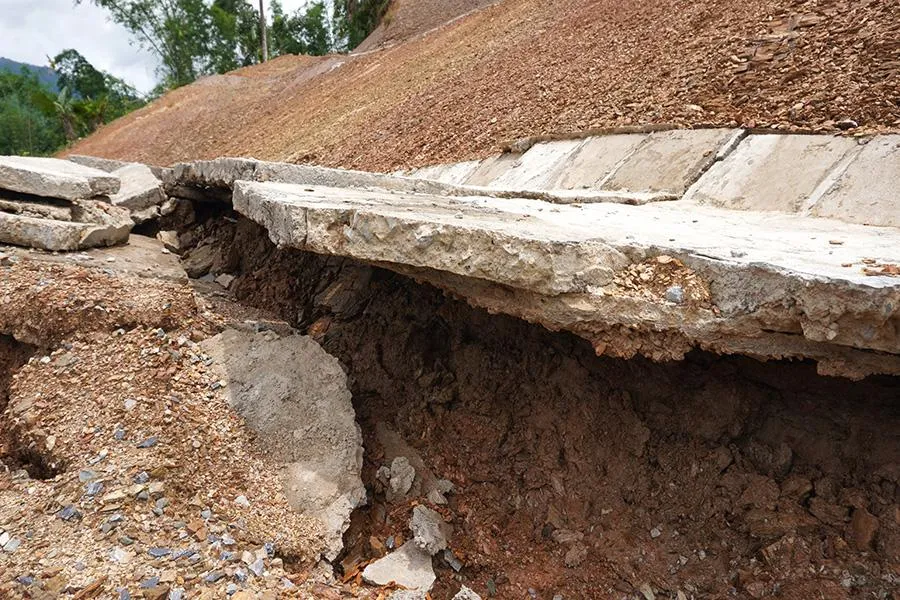 Chủ tịch UBND xã Trung Thành kiến nghị các cấp chính quyền cần sớm quan tâm khắc phục công trình sạt lở trước mùa mưa bão. Ảnh: ĐẶNG TRUNG