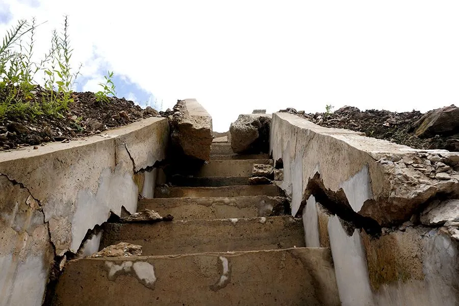 Công trình có tổng mức đầu tư 37 tỷ đồng này nhằm ngăn chặn nguy cơ vùi lấp, tuy nhiên vừa hoàn thiện đã xuất hiện các vết bê tông đứt gãy. Ảnh: ĐẶNG TRUNG