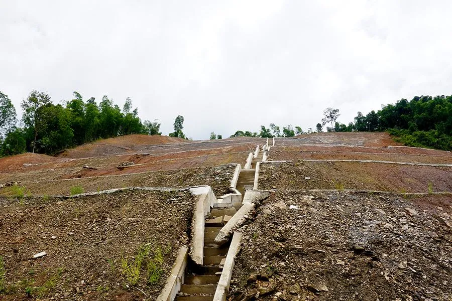 Phó Giám đốc Ban quản lý dự án đầu tư xây dựng huyện Quan Hóa Lê Văn Định thừa nhận công trình có dấu hiệu hư hỏng, tuy nhiên kể từ khi hoàn thành năm 2022 không có dấu hiệu hư hỏng thêm và đang theo dõi. Ảnh: ĐẶNG TRUNG