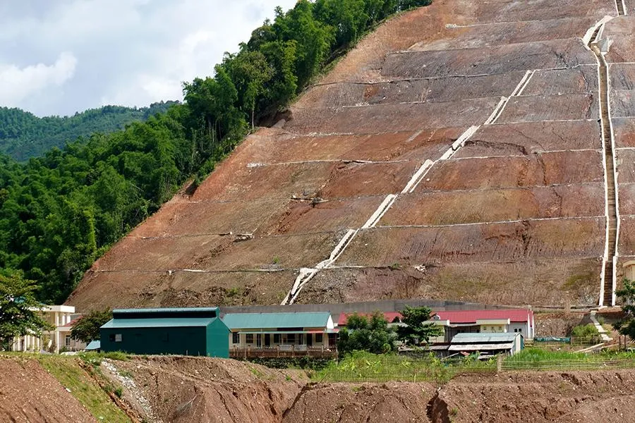 Đây là công trình do UBND huyện Quan Hóa làm chủ đầu tư với thời gian thực hiện trong hai năm 2021-2022 và đơn vị được chỉ định thầu thi công là Công ty Sun Việt có trụ sở ở phường Đông Cương, TP.Thanh Hóa. Ảnh: ĐẶNG TRUNG