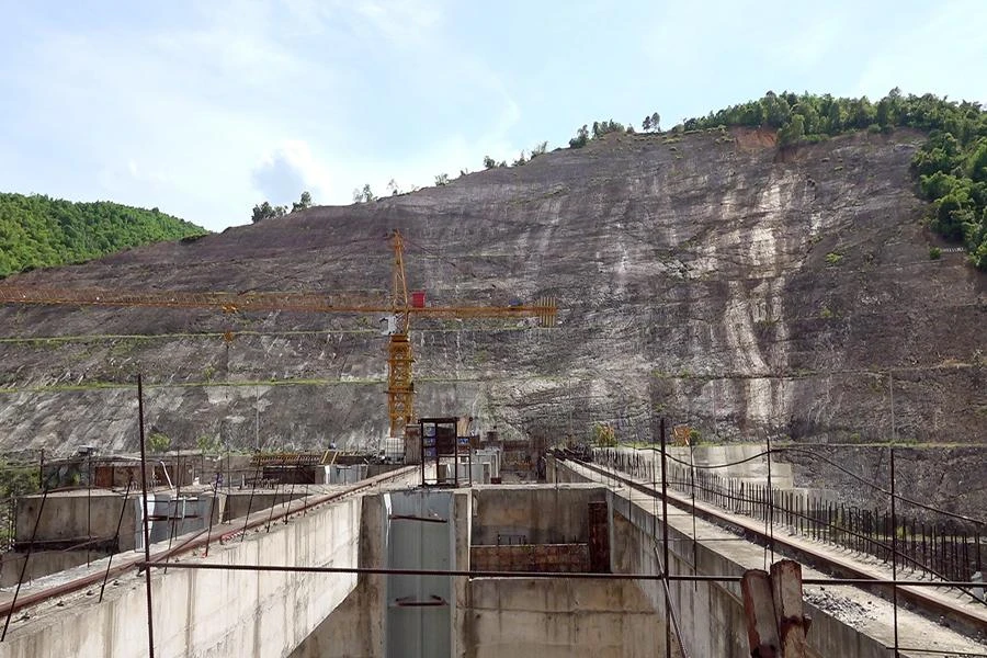 Phó Chủ tịch UBND huyện Quan Hóa (Thanh Hóa), ông Trần Văn Hùng cho biết, đến nay sau hơn 10 năm triển khai dự án thủy điện Hồi Xuân chậm tiến độ, thi công dở dang đã ảnh hưởng đến đời sống của nhiều hộ dân nằm trong vùng dự án.