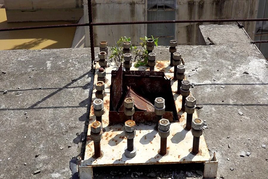 Trải qua thời gian không được bảo dưỡng đến ốc vít, sắt thép cũng hoen rỉ.