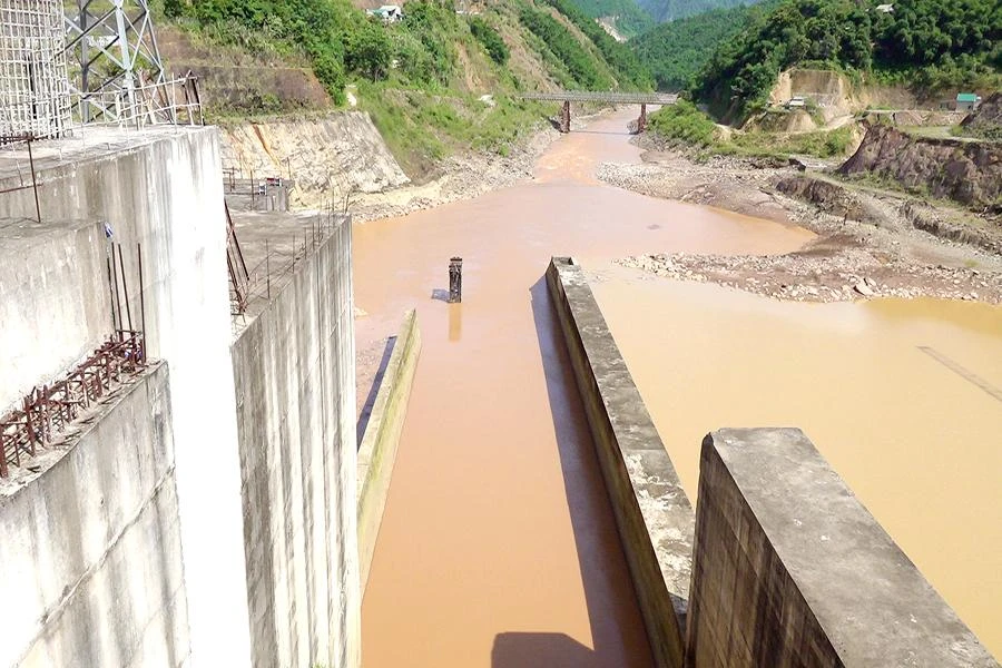 Cũng theo ông Hùng, có hơn 655 ha đất trong vùng lòng hồ dự án thuỷ điện bị ảnh hưởng, hàng ngàn hộ dân bị tác động, trong đó có khoảng 500 hộ phải tái định cư đến nơi ở mới.