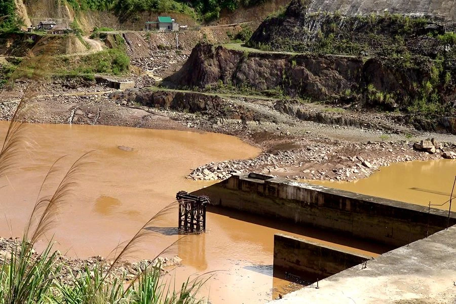 Dự án thủy điện từng tấp nập xe cộ, máy móc, công nhân thi công thì giờ đây chỉ còn những bông lau cùng bê tông trơ trọi giữa dòng sông Mã.