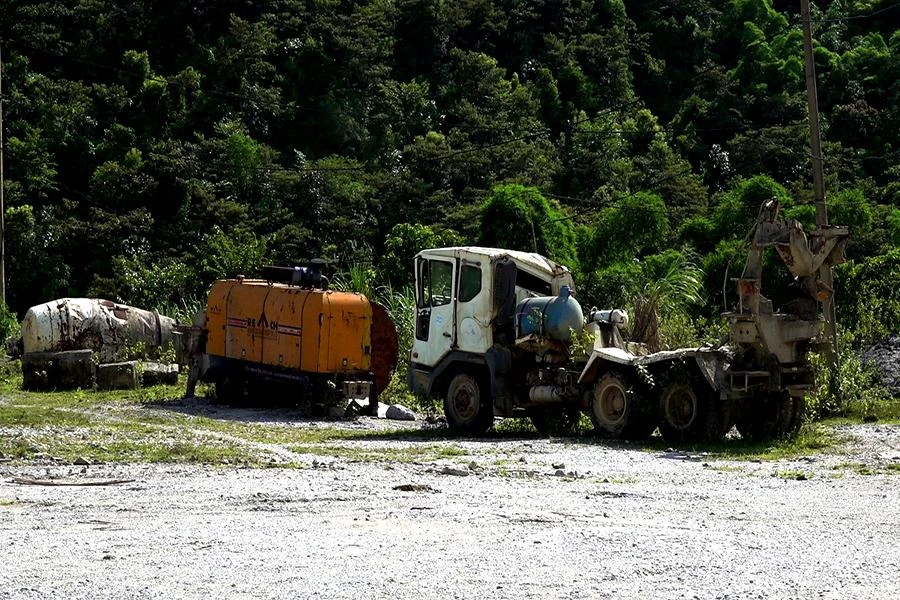 Những vật dụng, máy móc, xe cộ im lìm, hoen rỉ khi công trình dừng thi công.