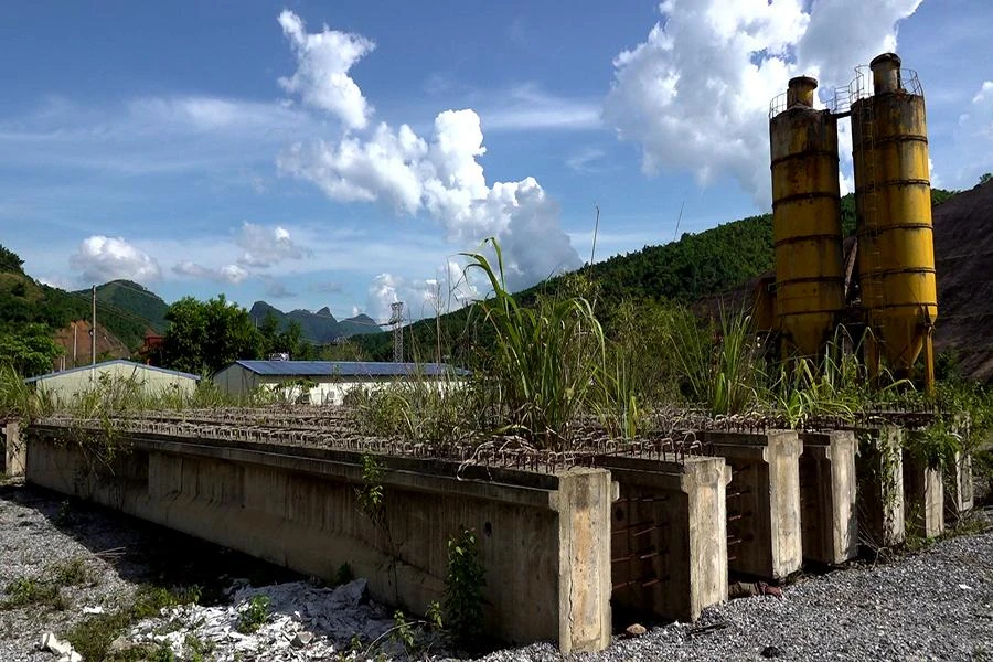 Dù từng được kỳ vọng là một trong những thủy điện lớn nhất của Thanh Hóa nhưng đến nay dự án này vẫn im lìm, những tấm đan bê tông, sắt thép đã hoen rỉ nằm xen lẫn trong cây cỏ bên dòng chính của sông Mã. Ảnh: ĐẶNG TRUNG