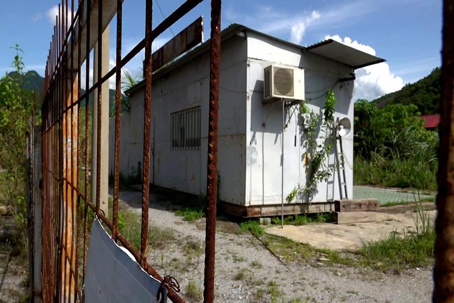 "Hàng trăm hộ dân chúng tôi, đến nay vẫn chưa nhận tiền đền bù, thiếu đất trồng trọt, ảnh hưởng đến đời sống do dự án dừng thi công nhiều năm qua. Đến bao giờ được đền bù để yên ổn làm ăn chúng tôi thật sự không biết nữa" - ông Phạm Bá Lai ngụ ở xã Phú Xuân (Quan Hóa) trăn trở.