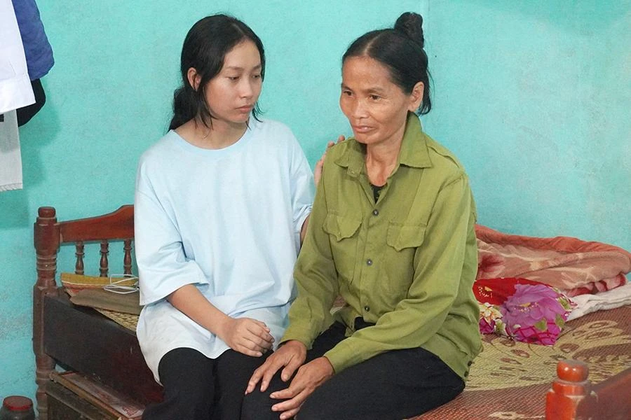 "Con đã lớn rồi mẹ, mẹ đừng lo nhiều nữa nhé, con sẽ cố hơn nữa!", nữ sinh Thúy động viên mẹ dù tương lai phía trước đã thấy, nhưng chưa đi qua những năm tháng cơ cực của cuộc đời. Ảnh: Đ. TRUNG