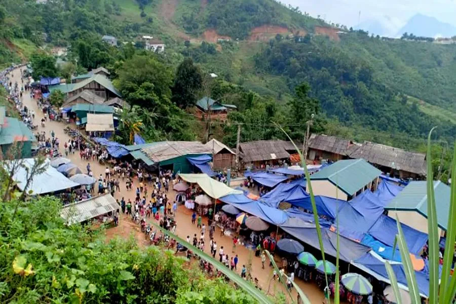 Trao đổi với PLO, Chủ tịch UBND huyện Nguyễn Văn Bình cho biết đời sống của đồng bào dân tộc ở huyện Mường Lát đã thay đổi nhiều. Tỉ lệ hộ đói nghèo giảm nhiều, các em nhỏ đều đến trường học chữ. Trao đổi với PLO, Chủ tịch UBND huyện Nguyễn Văn Bình cho biết đời sống của đồng bào dân tộc ở huyện Mường Lát đã thay đổi nhiều. Tỉ lệ hộ đói nghèo giảm nhiều, các em nhỏ đều đến trường học chữ.