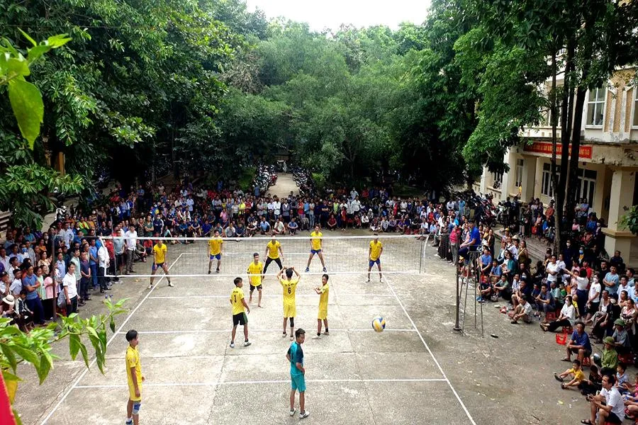 Trong khuôn viên nhiều cơ quan của huyện, các trận bóng chuyền được tổ chức như là một cách vui chơi trong kỳ nghỉ dài. Trong khuôn viên nhiều cơ quan của huyện, các trận bóng chuyền được tổ chức như là một cách vui chơi trong kỳ nghỉ dài.