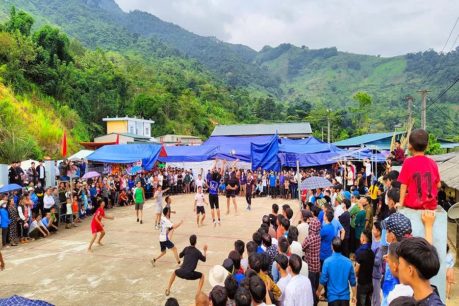 Đối với người dân, đến chợ tình ở Nhi Sơn không chỉ đơn thuần là theo dõi các trận bóng chuyền kịch tính mà còn là dịp để các đôi trai gái tìm hiểu nhau thay vì tục bắt vợ như trước đây. Đối với người dân, đến chợ tình ở Nhi Sơn không chỉ đơn thuần là theo dõi các trận bóng chuyền kịch tính mà còn là dịp để các đôi trai gái tìm hiểu nhau thay vì tục bắt vợ như trước đây.