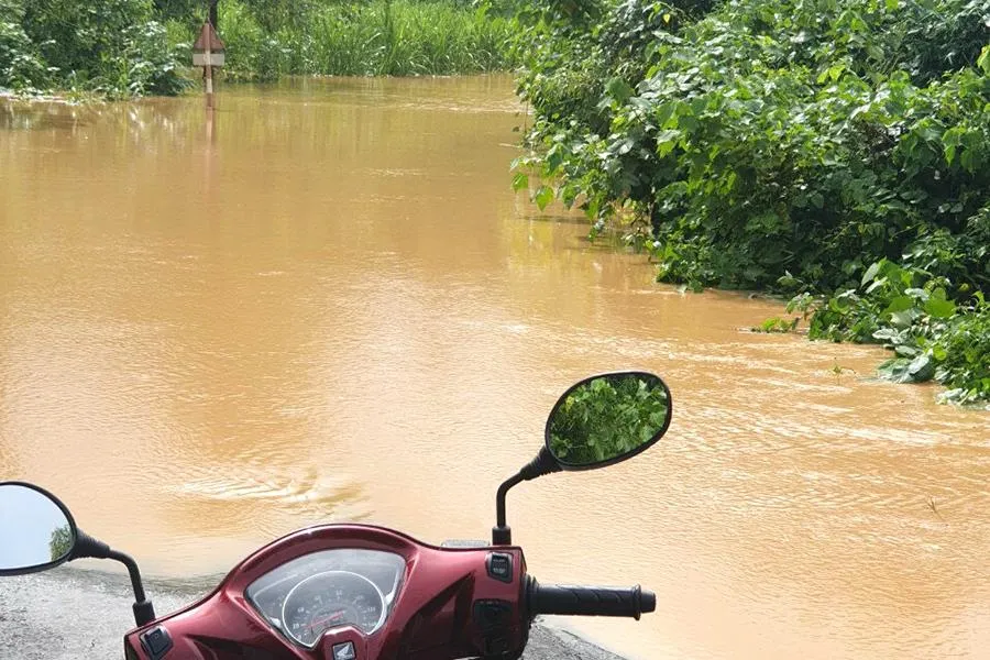 Thôn Thanh Sơn bị cô lập với bên ngoài do mưa lũ kéo dài gần hai ngày qua. Ảnh: Đ.T