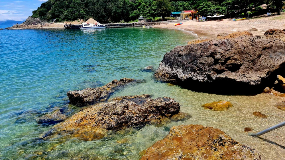 Làn nước trong xanh cùng với không khí trong lành mang lại cho bạn cảm giác thoải mái, dễ chịu. Ảnh: ĐẶNG TRUNG