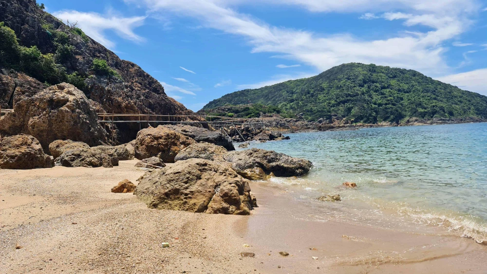 Ở mỗi góc nhìn khác nhau, đảo Hòn Mê luôn tạo ra một cảm giác hòa mình với thiên nhiên, bình yên. Ảnh: ĐẶNG TRUNG