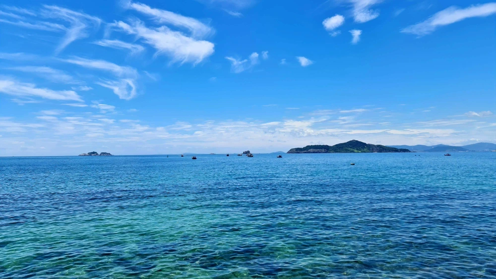 Đảo Hòn Mê trước đây từng có tên là đảo Vị. Nếu đứng từ trên núi cao của dãy núi Nam Động phía Tây nhìn ra biển sẽ thấy 18 hòn đảo xếp thành chữ Vị. Khu vực có tổng diện tích 420ha. Ảnh: ĐẶNG TRUNG