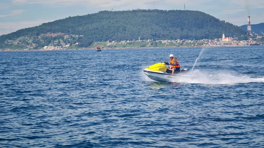 Du khách được trải nghiệm với cảm giác mạnh, tốc độ trên ca nô vòng quanh Đảo Hòn Mê. Ảnh: ĐẶNG TRUNG