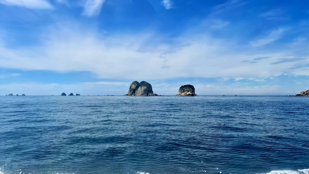 Du khách cảm nhận được sự mơ màng vô cực với biển lặng, xanh biếc khi đến với đảo Hòn Mê. Ảnh: ĐẶNG TRUNG