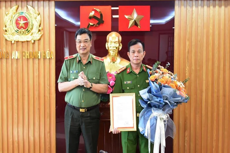 Thiếu tướng Trần Phú Hà trao Quyết định bổ nhiệm chức danh Thủ trưởng Cơ quan Thi hành án hình sự, Cơ quan quản lý tạm giữ, tạm giam cho Đại tá Lê Như Lập. Ảnh: Đ.HỢP Thiếu tướng Trần Phú Hà trao Quyết định bổ nhiệm chức danh Thủ trưởng Cơ quan Thi hành án hình sự, Cơ quan quản lý tạm giữ, tạm giam cho Đại tá Lê Như Lập. Ảnh: Đ.HỢP